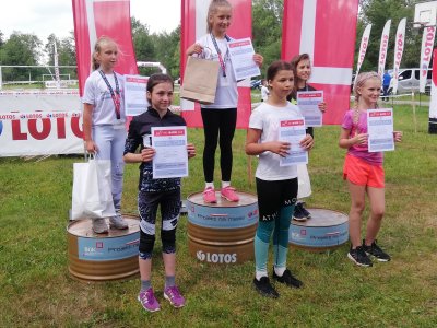 Zwycięzcy BGK Ski Lotos Cu na podium zawodów